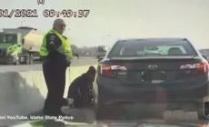 Usa, un poliziotto si salva in extremis schivando una collisione tra auto