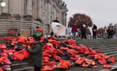 Berlino, 300 giubbotti salvagente davanti al Reichstag per i migranti morti in mare