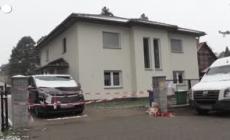 Germania, gli omaggi dei residenti alla famiglia trovata morta in casa vicino a Berlino