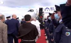 Il Papa inciampa sui gradini della scaletta dell'aereo ma non cade