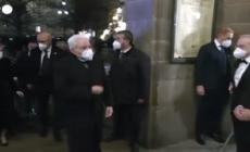 La prima alla Scala con il tributo a Mattarella