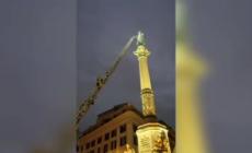 Roma, i Vigili del fuoco depongono una corona di fiori sulla statua della Madonna