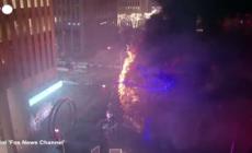 New York, un albero di Natale prende fuoco fuori dalla sede di Fox News