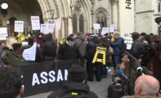 Assange, la Corte Gb ribalta il verdetto contro l'estradizione Usa: proteste all'esterno