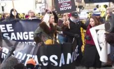 Assange, la compagna: "Gli Usa hanno complottato per ucciderlo"