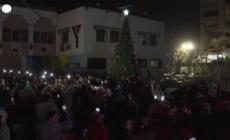 Palestina, l'accensione dell'albero di Natale a Gaza