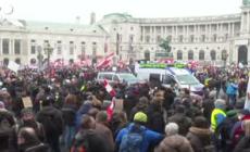 Covid, centinaia di persone in piazza a Vienna contro le nuove restrizioni
