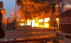 Torino, incendio in un'azienda di riciclo della plastica
