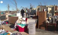 Tornado del Kentucky, i sopravvissuti cercano cio' che gli e' rimasto tra le macerie