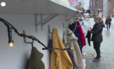 Stoccolma, "muro di solidarieta'" con vestiti per i bisognosi