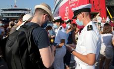 La Grecia impone tamponi a tutti i viaggiatori in ingresso