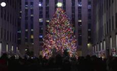 New York si accende con l'albero del Rockefeller Center e le luci di Saks