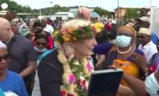 Francia, Le Pen coperta di ghirlande di fiori sull'isola di Mayotte