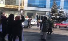 Kabul, le donne afghane in corteo a volto scoperto: 'Pane, lavoro, liberta''