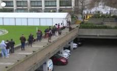 Londra, lunghe file davanti al centro vaccinale del Saint Thomas Hospital