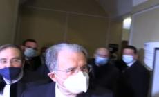 "Berlusconi teme di finire come me al Quirinale?", Prodi scherza e da' una sberletta al cronista