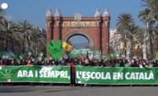 Barcellona, manifestanti in piazza per chiedere l'introduzione del catalano nelle scuole