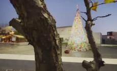 Napoli, albero di Natale ricorda le vittime del Covid con 1.483 pezzette ricamate