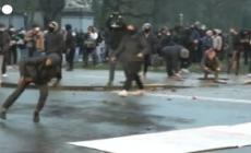 Covid, a Bruxelles  manifestanti lanciano pietre e petardi, la polizia carica
