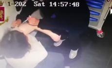 Svuotava la siringa prima di fare il vaccino, fermata un'infermiera: prendeva 100 euro a iniezione