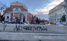 Roma, scritte no pass nella notte davanti alla scuola 'Battisti' alla Garbatella