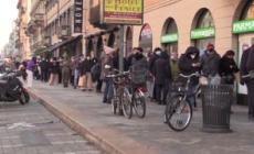 A Milano lunghe code per i tamponi in farmacia: "Situazione drammatica"