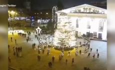 In Ucraina l'albero di Natale crolla all'improvviso