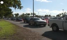 Usa, lunghe code al drive-in di Miami per i test Covid mentre Omicron si diffonde - Video