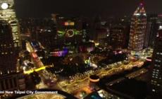 Taiwan, uno spettacolo di luci natalizie e laser luminosi colora Taipei