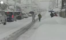 Giappone, forte nevicata colpisce Hikone: disagi lungo le strade