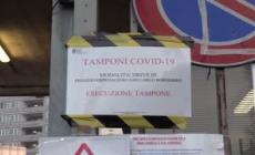 Covid, caos tamponi a Milano: "Rapidi esauriti, rispediti a casa dopo 18 ore d'attesa"