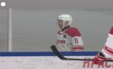 San Pietroburgo, Putin e Lukashenko giocano a hockey dopo i colloqui