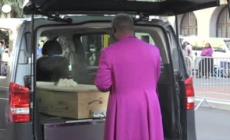 Il feretro di Desmond Tutu nella Cattedrale di San Giorgio a Cape Town