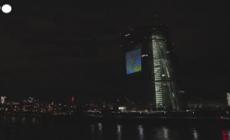 La Bce celebra i 20 anni dell'Euro: proiezioni di luce sulla sede di Francoforte