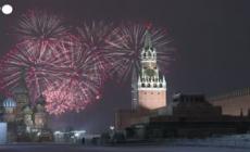 Mosca, i fuochi d'artificio per l'arrivo del nuovo anno nella Piazza Rossa vuota