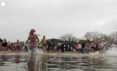 Boston, il tradizionale bagno di Capodanno per festeggiare l'arrivo del 2022