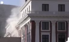 Le fiamme distruggono il Parlamento in Sudafrica