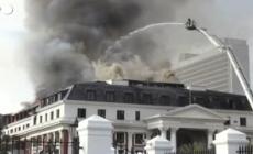 Sudafrica, il Parlamento torna a bruciare: vigili del fuoco di nuovo al lavoro