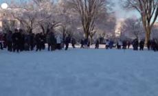Usa, una forte nevicata colpisce la costa Est: i residenti si ritrovano per la battaglia di palle di neve