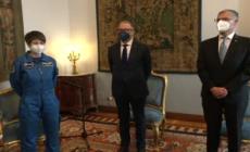 Quirinale, Mattarella consegna il Tricolore a Samantha Cristoforetti: "Proiettati verso il futuro"