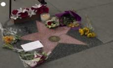 I fan rendono omaggio a Sidney Poitier sulla sua stella a Hollywood
