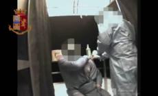 Ancona, ecco il momento in cui l'infermiere finge di iniettare il vaccino anticovid (in cambio di denaro)