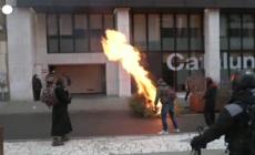 Covid: scontri a Bruxelles durante le proteste antirestrizioni, alberi di Natale dati alle fiamme