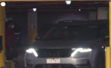 Djokovic, le immagini dell'auto su cui il tennista lascia la struttura di detenzione