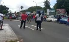 Covid, in Guadalupa i manifestanti bloccano la strada vicino all'ospedale