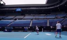 Djokovic si allena sui campi dell'Australian Open dopo la vittoria del ricorso