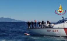 10 anni fa il naufragio della Concordia: i naufraghi tornano al Giglio, fiori in mare