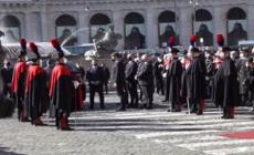 Sassoli, il feretro entra nella basilica avvolto nella bandiera europea