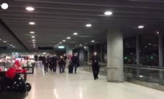 Le immagini di Novak Djokovic all'aeroporto di Melbourne