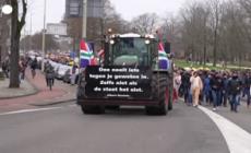 Amsterdam, migliaia di persone in piazza contro le restrizioni anti-Covid